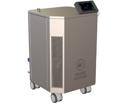 Vista lateral do equipamento Heater Cooler com a marca aplicada